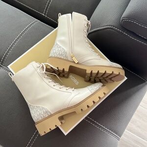Brand new beige boots Michael Kors